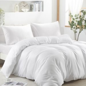 Duvet cover putih di kamar tidur